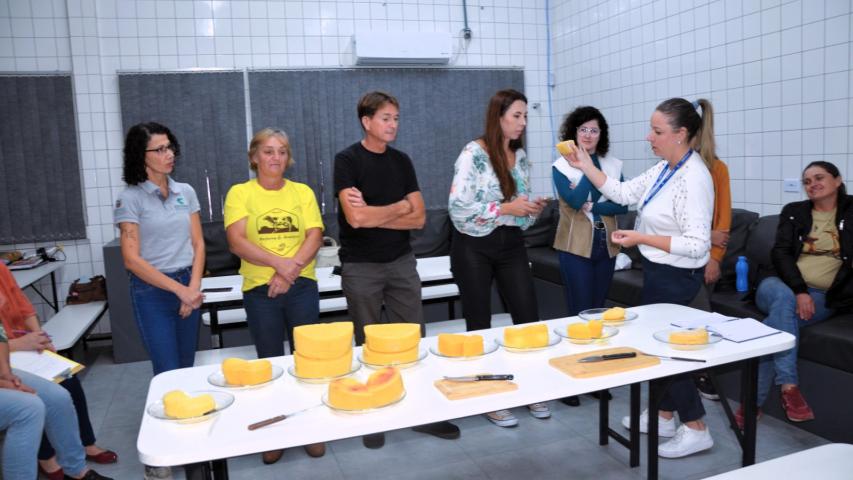 Projeto capacita produtores de queijo de Araucária